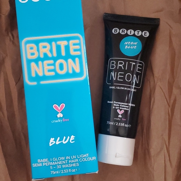 Brite Neon blue glow in UV light semi perm colour - Picture 5 of 7